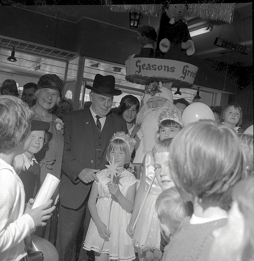 Hazelwoods Father Xmas 1967; arrival [P1-1933-4323]