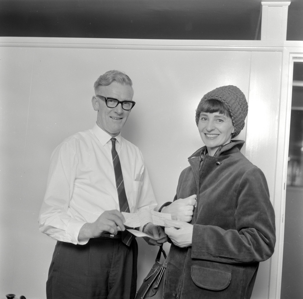 Diane Mayne wins a national Woolworth painting competition; with manager Alan Ramsay. [P1-2068-4458]