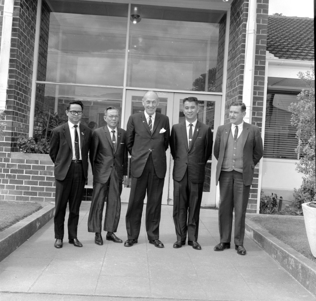 Dunlop; Vietnamese visitors; mayoral welcome at the City Council offices.