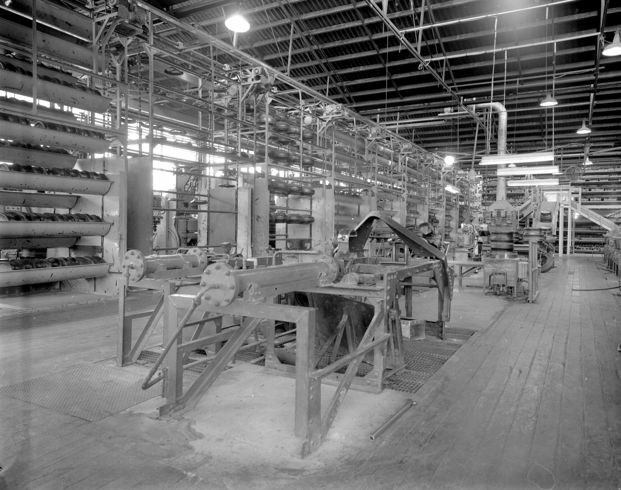 Dunlop tyres; moulding; small sizes; de-bagger for cross-ply tyres, paternoster racks [P1-3539-5929]
