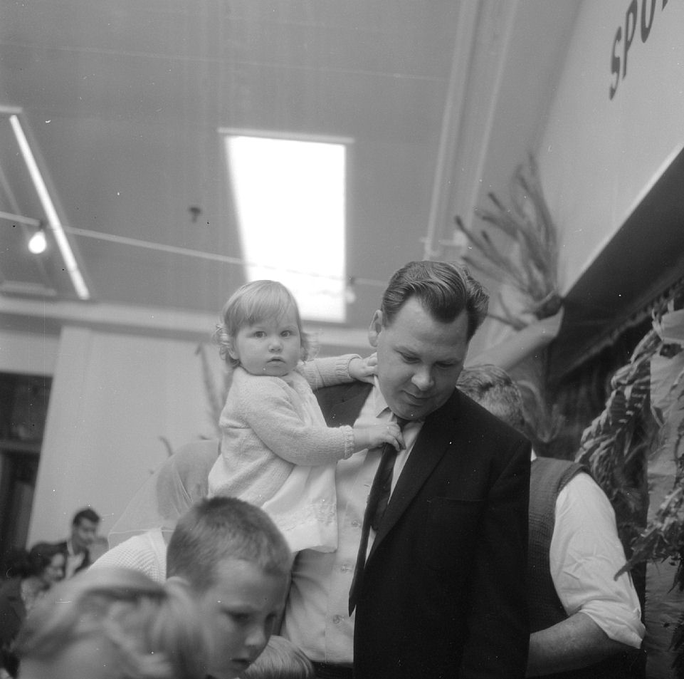 Dunlops Xmas party [P1-3741-6131]; Gordon Harker, giant-tyre builder.