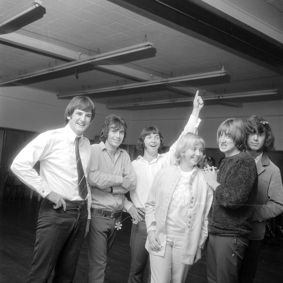 Fourmyula Lower Hutt; unknown,Martin Hope, Ali Richardson, unknown, Carl Evensen, Wayne Mason. [P1-3928-6318]