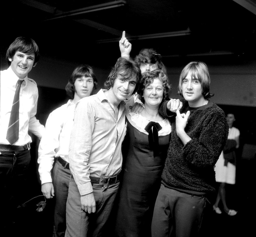 Fourmyula Lower Hutt; unknown, Ali Richardson,  Martin Hope, Wayne Mason, unknown, Carl Evensen.  [P1-3979-6369]