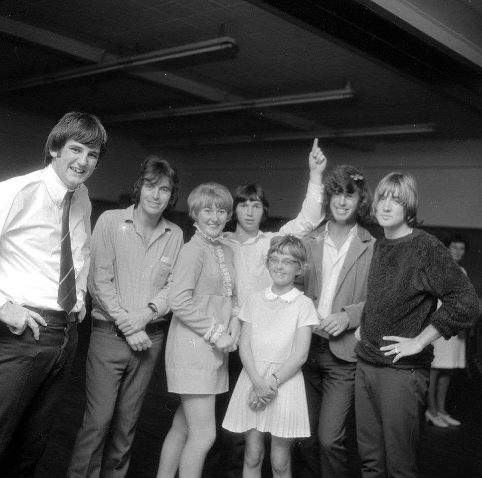 Fourmyula Lower Hutt; unknown, Martin Hope, unknown, Ali Richardson, unknown, Wayne Mason, Carl Evensen. [P1-3980-6370]