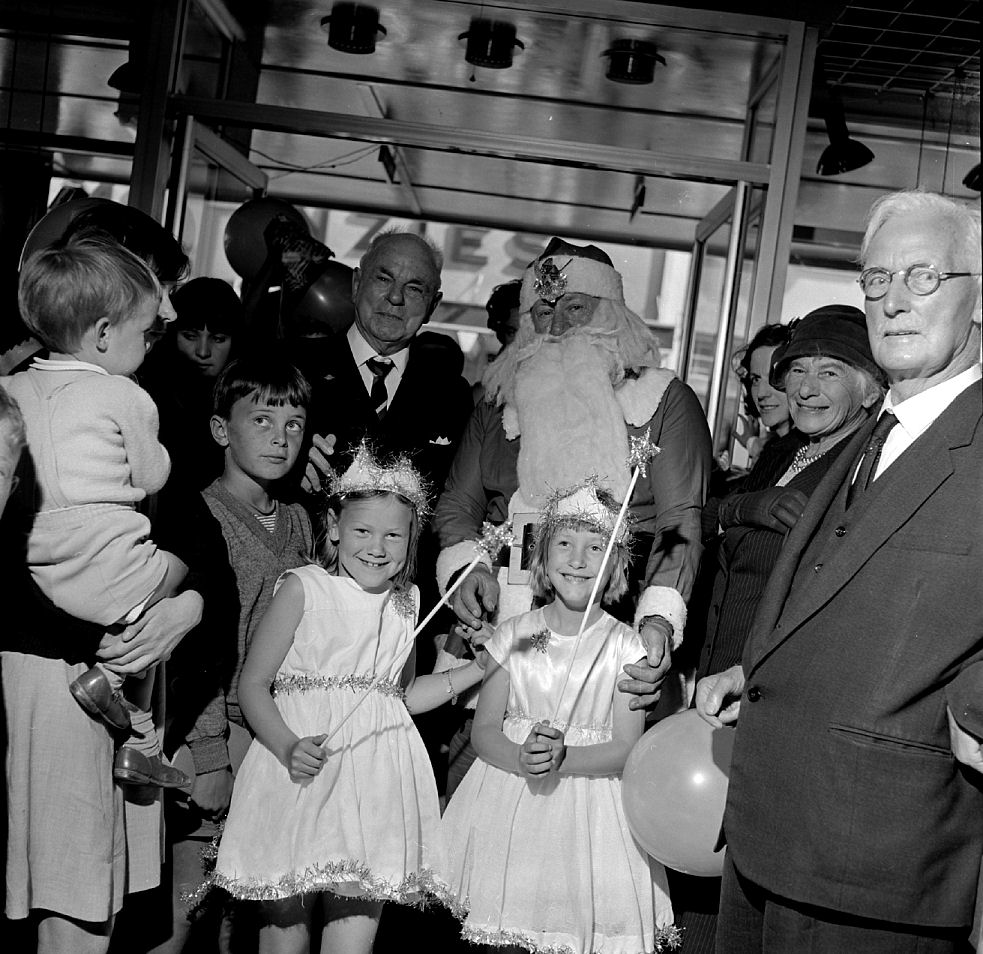 Hazelwoods Father Christmas 1966; arrival  7. [P1-4661-7051]