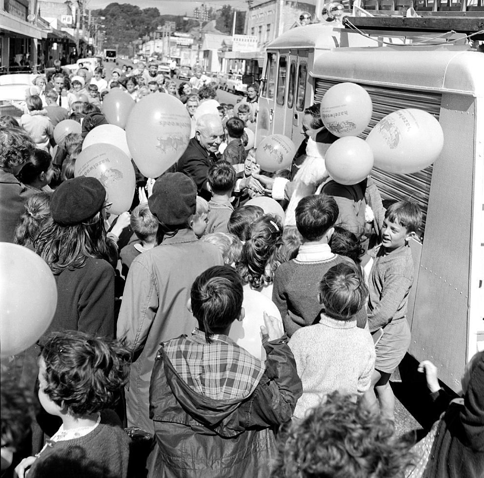 Hazelwoods Father Christmas 1966; arrival  4. [P1-4486-6876]