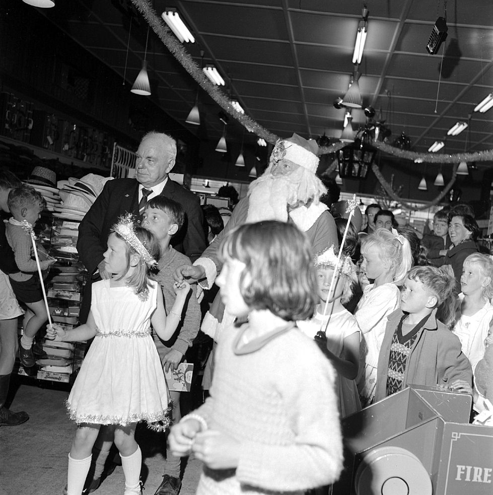 Hazelwoods Father Christmas 1966; arrival  8. [P1-4489-6879]