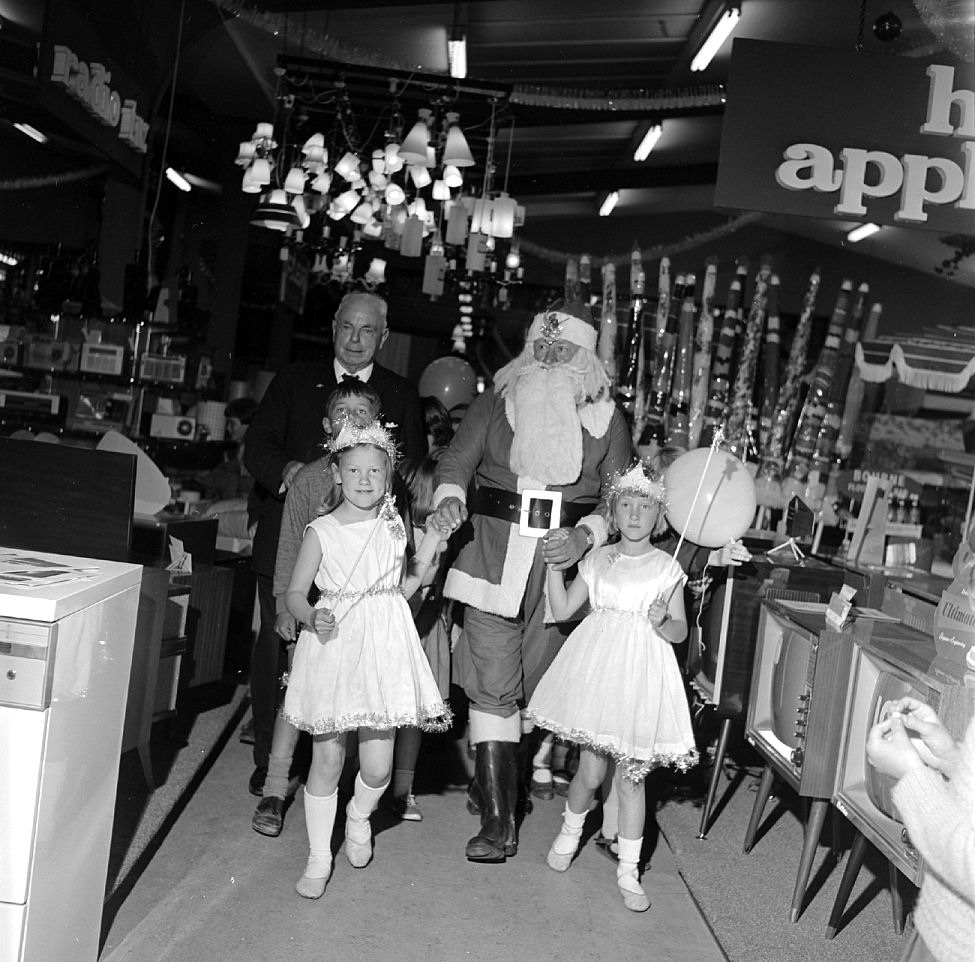Hazelwoods Father Christmas 1966; arrival  9. [P1-4490-6880]