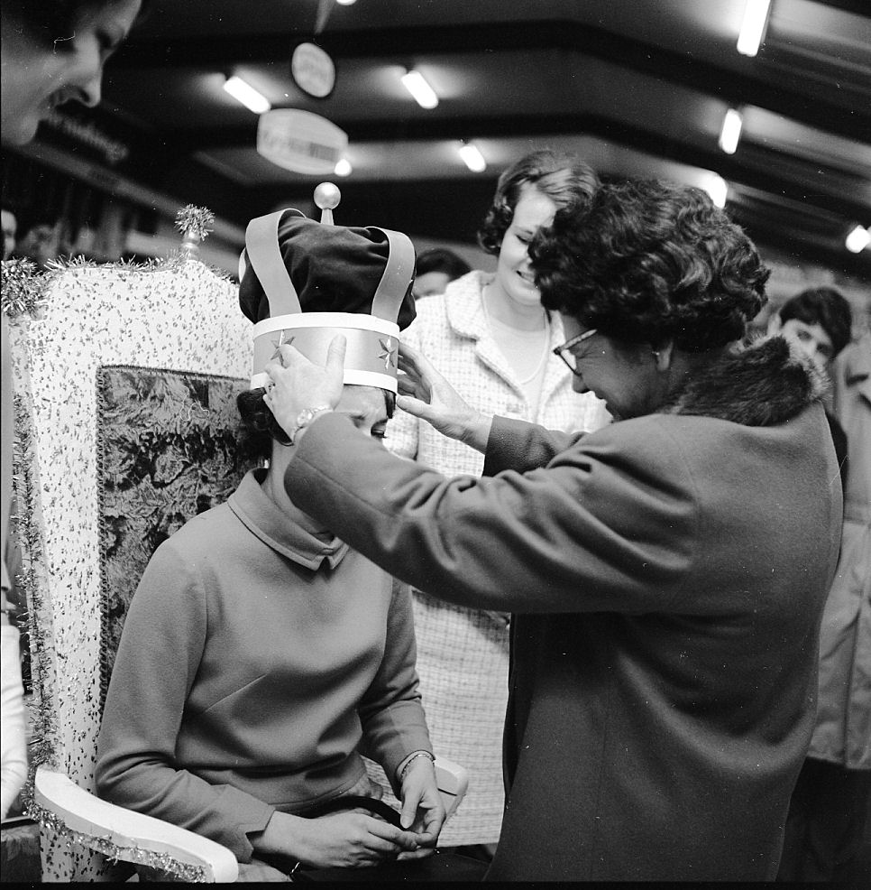 Hazelwoods Bride of the Year crowned by Doris Nicholson. [P1-4864-7254]