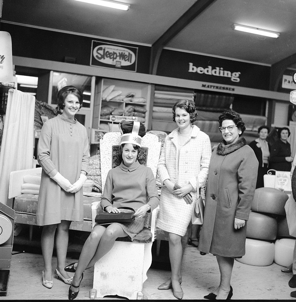 Hazelwoods Bride of the Year; mayor Doris Nicholson, right [P1-4865-7255]
