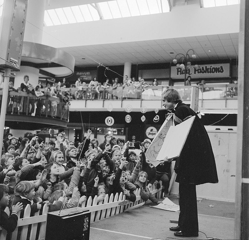 Maidstone Mall performance; magician?