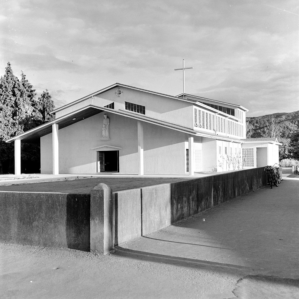 St Joseph's Catholic Church of 1965. | Upper Hutt Libraries