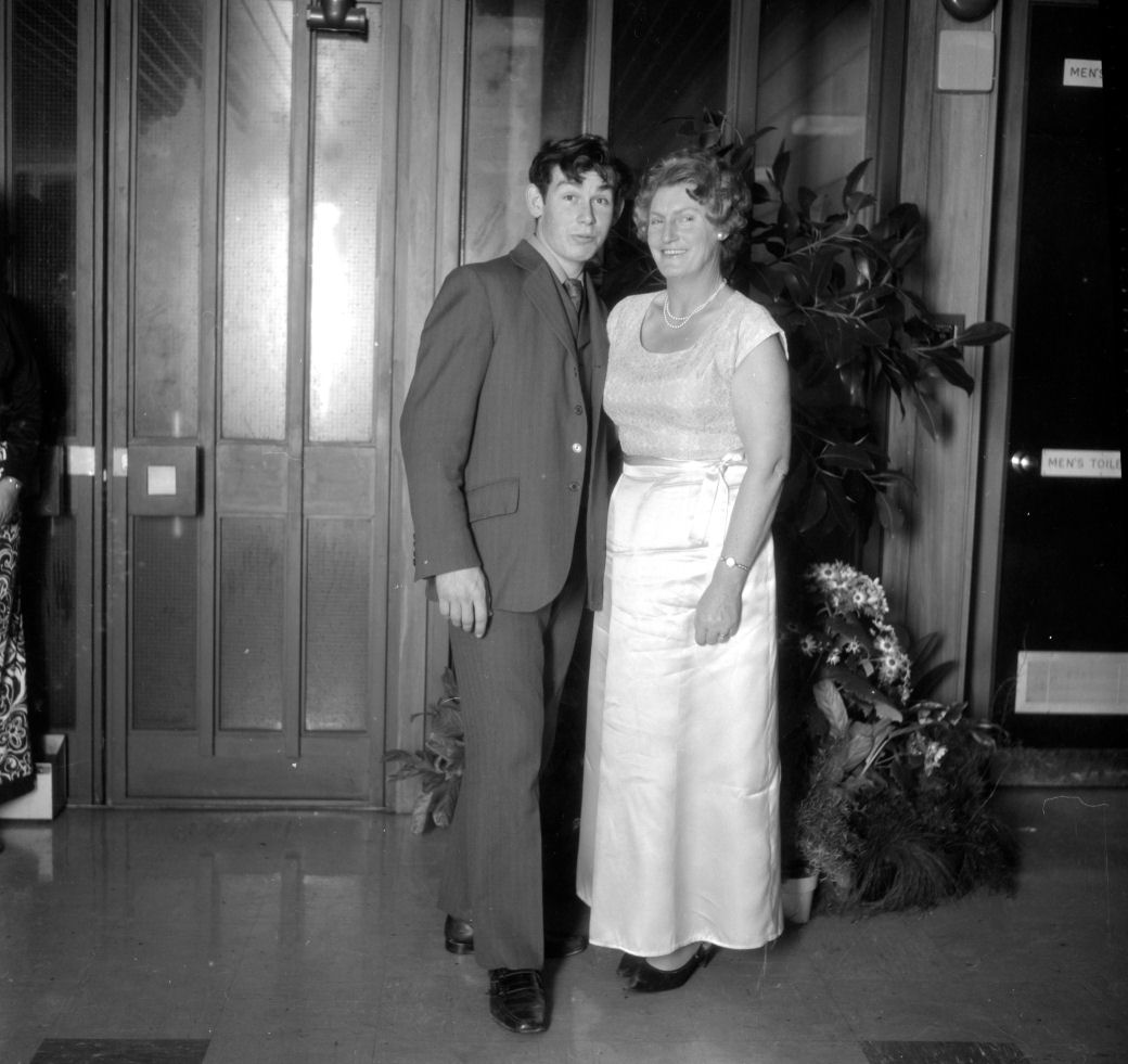 RSA ball 1972; arrivals. [P1-6881-9271]