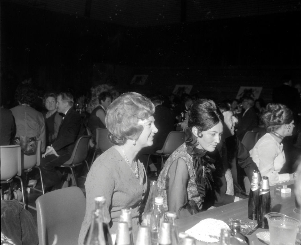 RSA ball 1972; table groups. [P1-6885-9275]