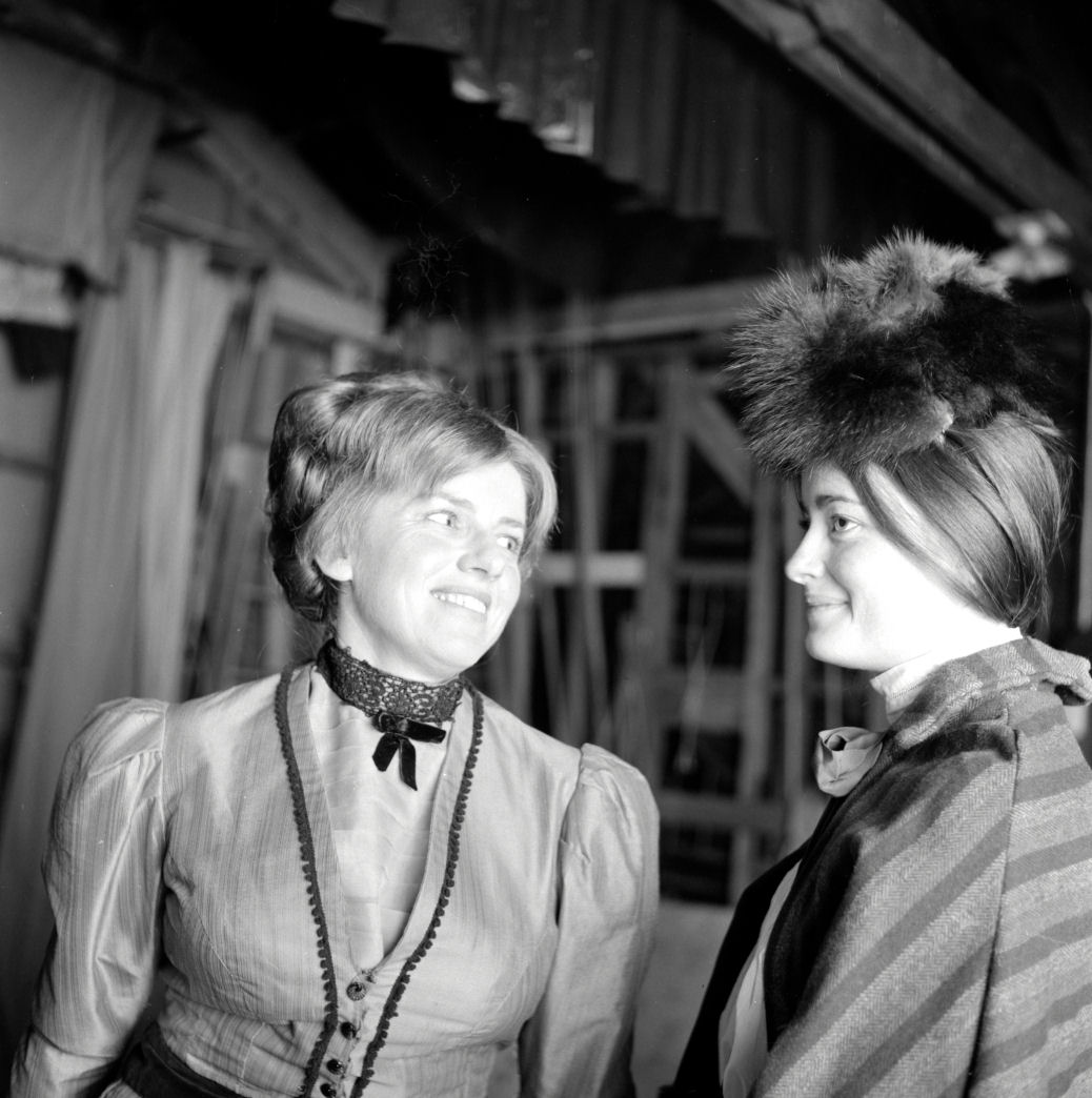 Heretaunga Players; Major Barbara: two unknowns.