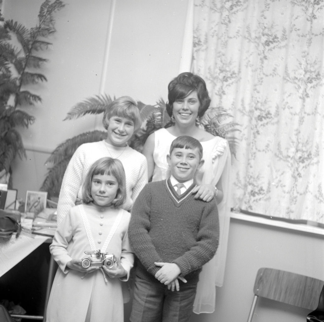 Kenneth Graham Rosson 21st; sister Beverley and Glennis Cains identified.