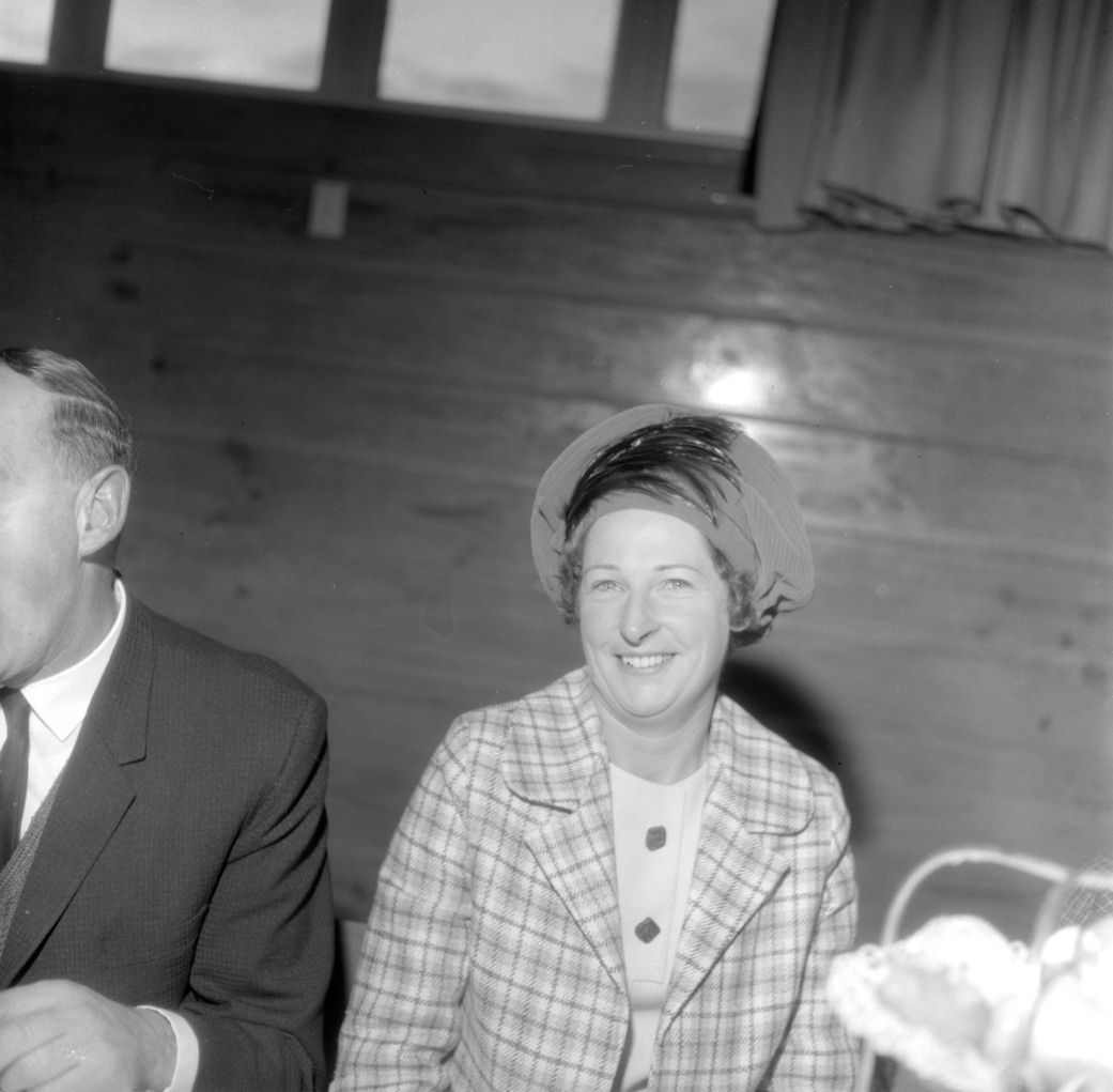 Wedding; Victor Mills, Carol Sharpe 43. [P1-8692-11082]