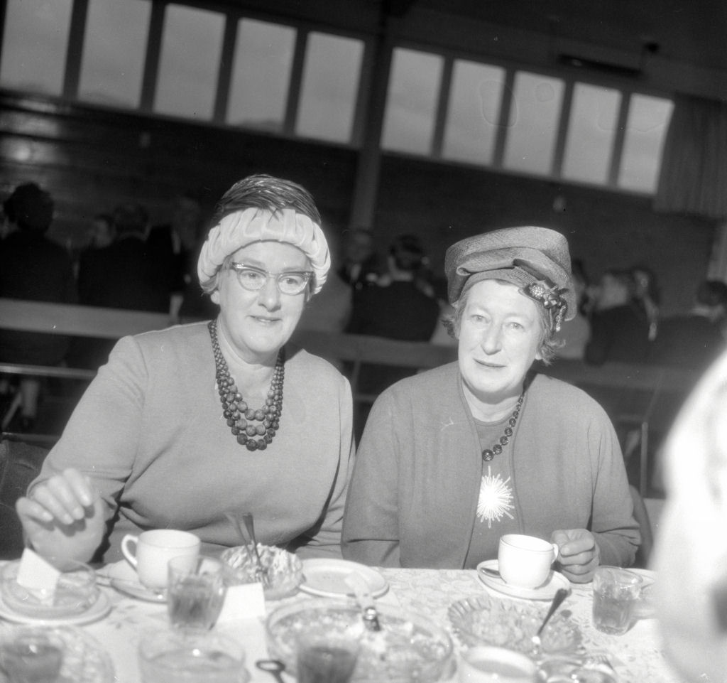 Wedding; Victor Mills, Carol Sharpe 32. [P1-8706-11096]