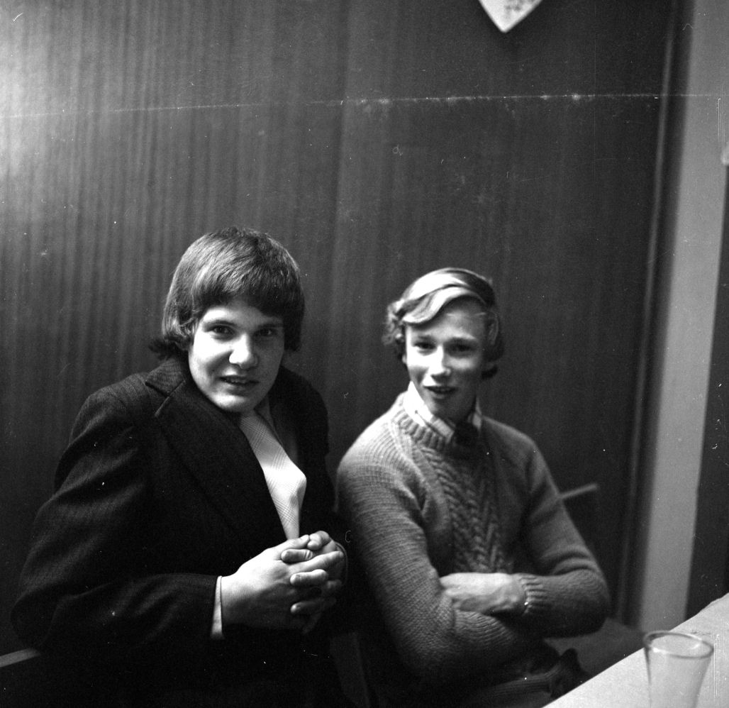 Wallis 25th wedding anniversary 10. [P1-8823-11213]