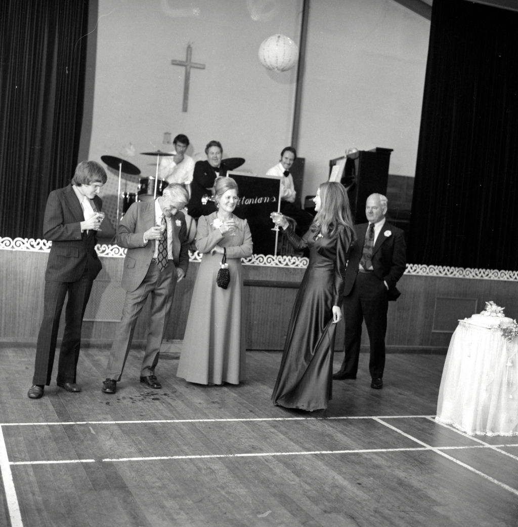 Wallis 25th wedding anniversary  1.[P1-8824-11214]