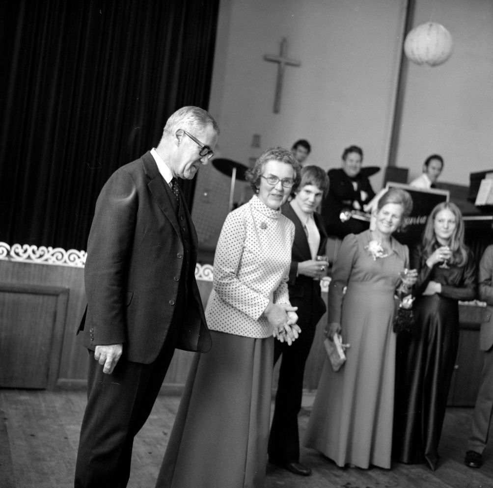 Wallis 25th wedding anniversary  2. [P1-8825-11215]