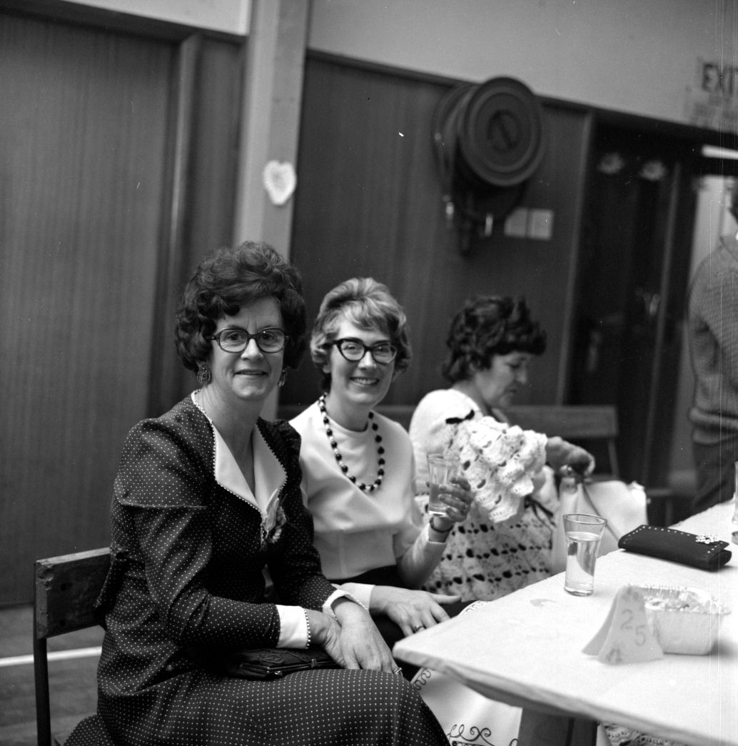 Wallis 25th wedding anniversary13. [P1-8828-11218]