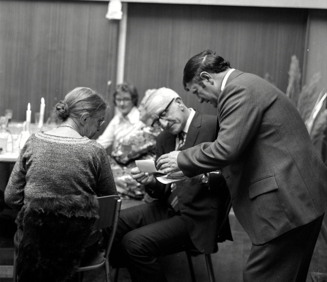 Wallis 25th wedding anniversary 14. [P1-8831-11221]