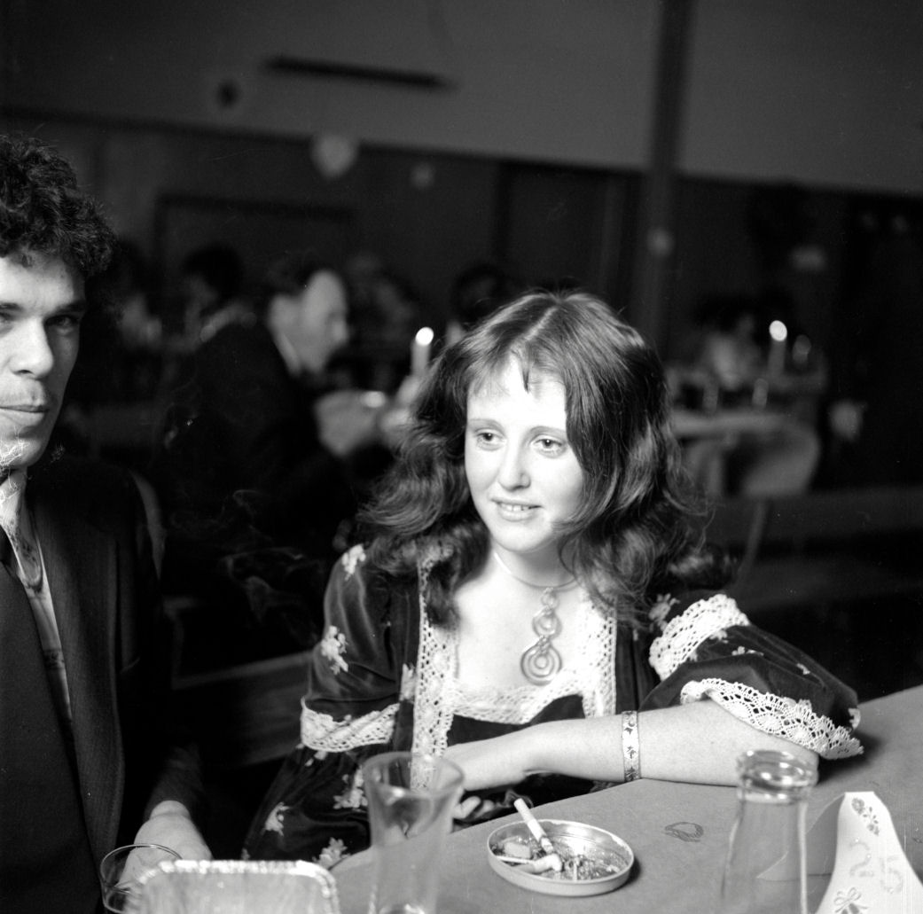 Wallis 25th wedding anniversary  7. [P1-8833-11223]