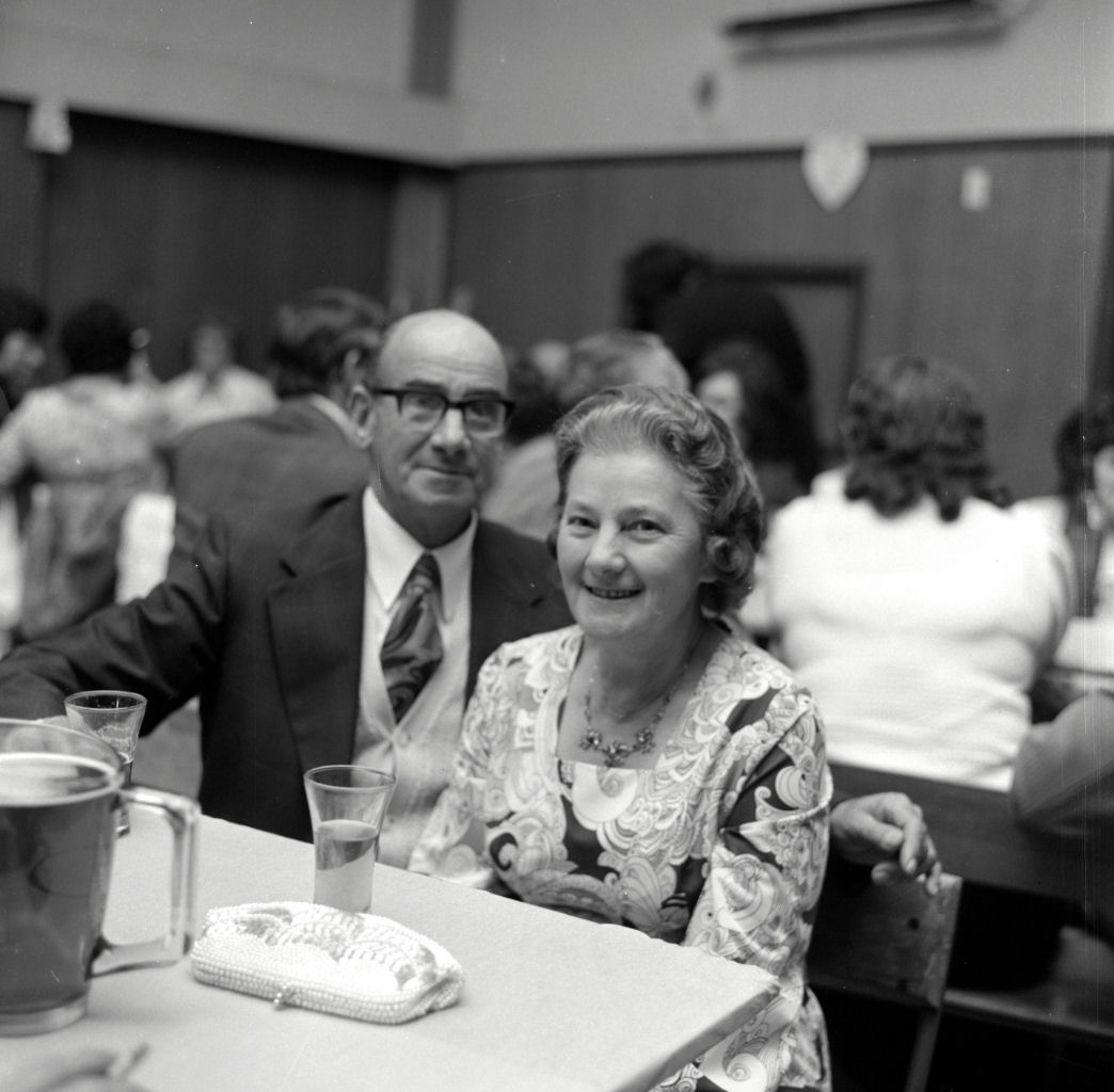 Wallis 25th wedding anniversary 16. [P1-8837-11227]