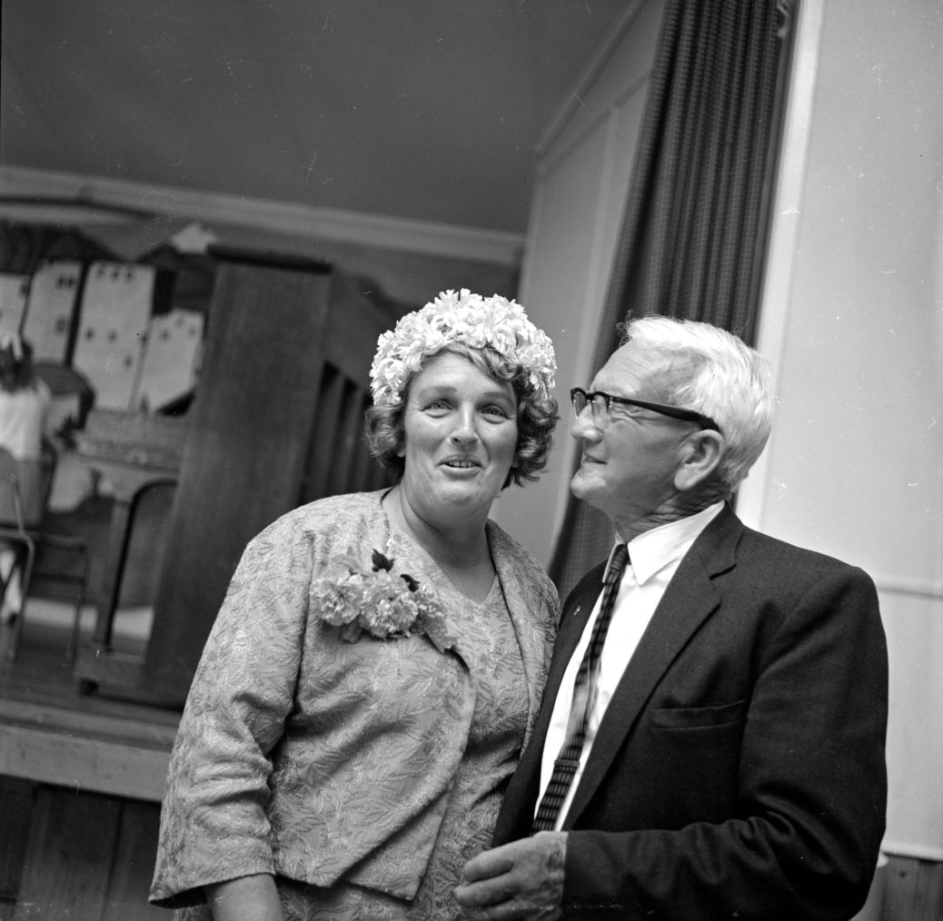 Wedding; Kenneth Cherry, Beverley Williams 23. [P1-8845-11235]