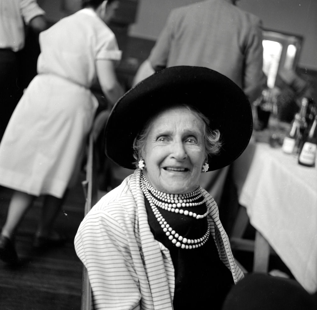 Wedding; Kenneth Cherry, Beverley Williams 24. [P1-8851-11241]