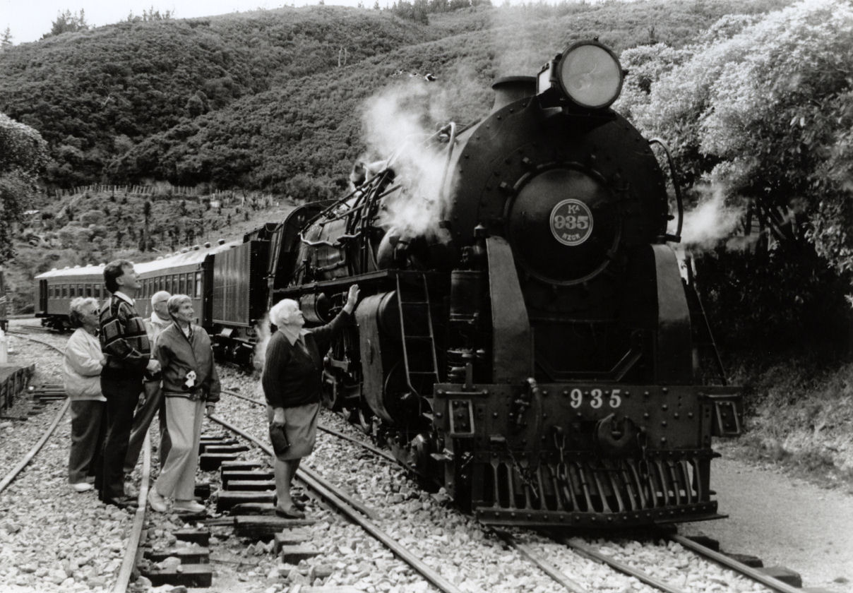 Silver Stream Railway; New Zealand Railfans' tour party and locomotive Ka935.