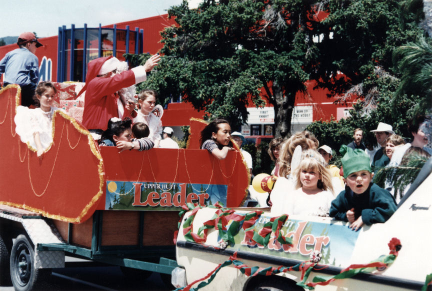 Christmas parade 1995; Santa passing the rear of the Mall, Queen Street.