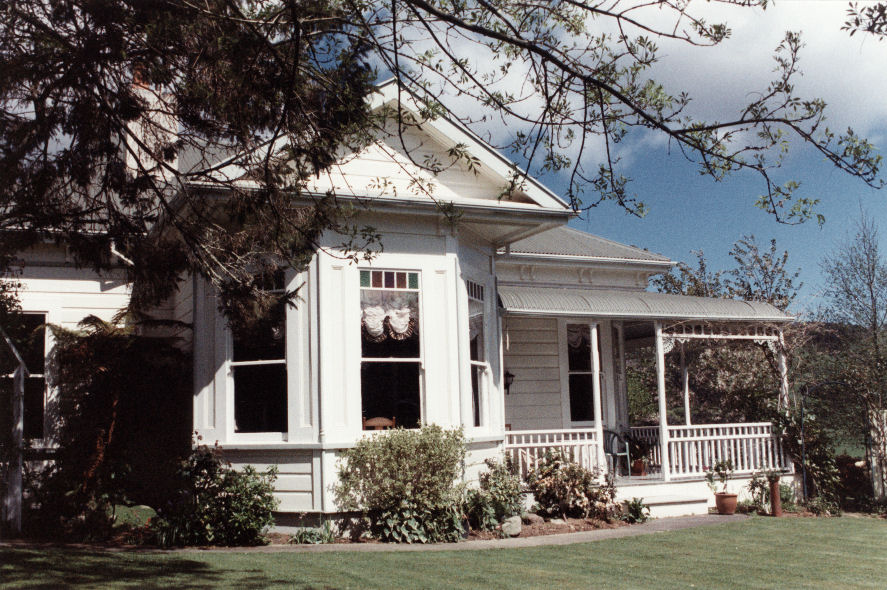 House, Whiteman's Valley Road; Whitemans' villa.