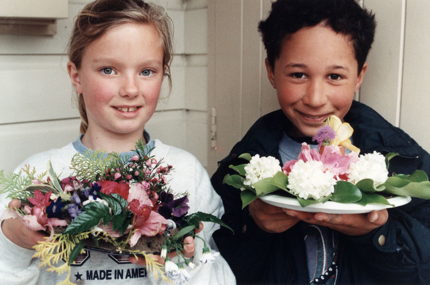 Pinehaven School kids with sand saucers for flower show