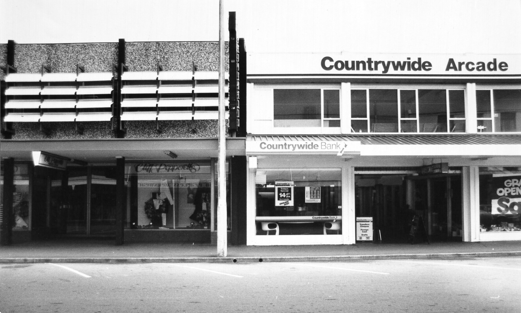 Main Street 1988; north side 11; Pepperell's, 119-121; Countrywide Bank, 123.