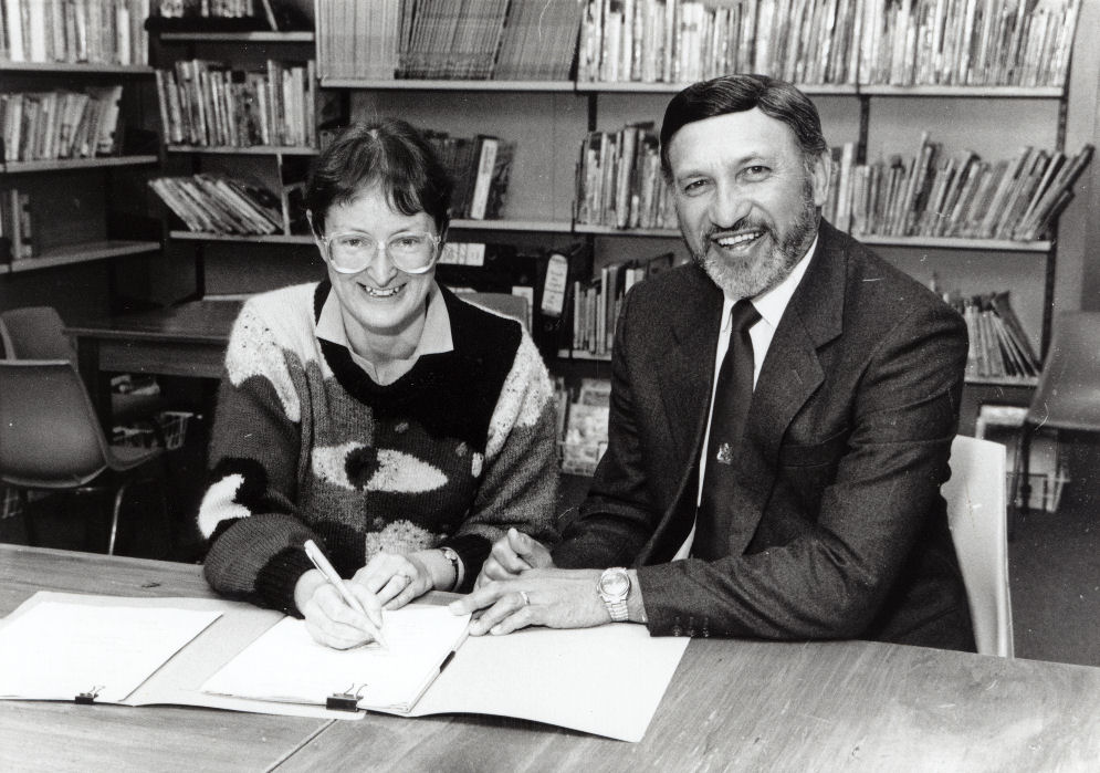 Maoribank School; Yvonne Birdling, Board chairperson, and Dick Grace, district manager, Ministry of Education.