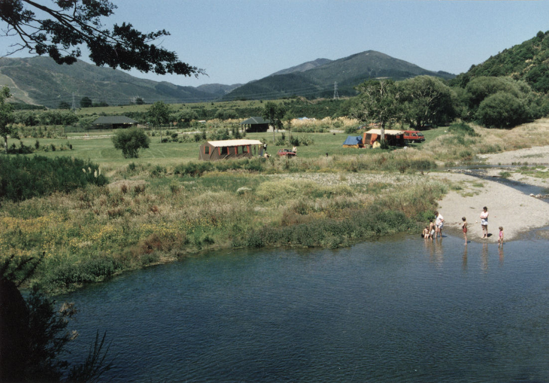 Kaitoke Regional Park; swimming spot in the Pakuratahi River.