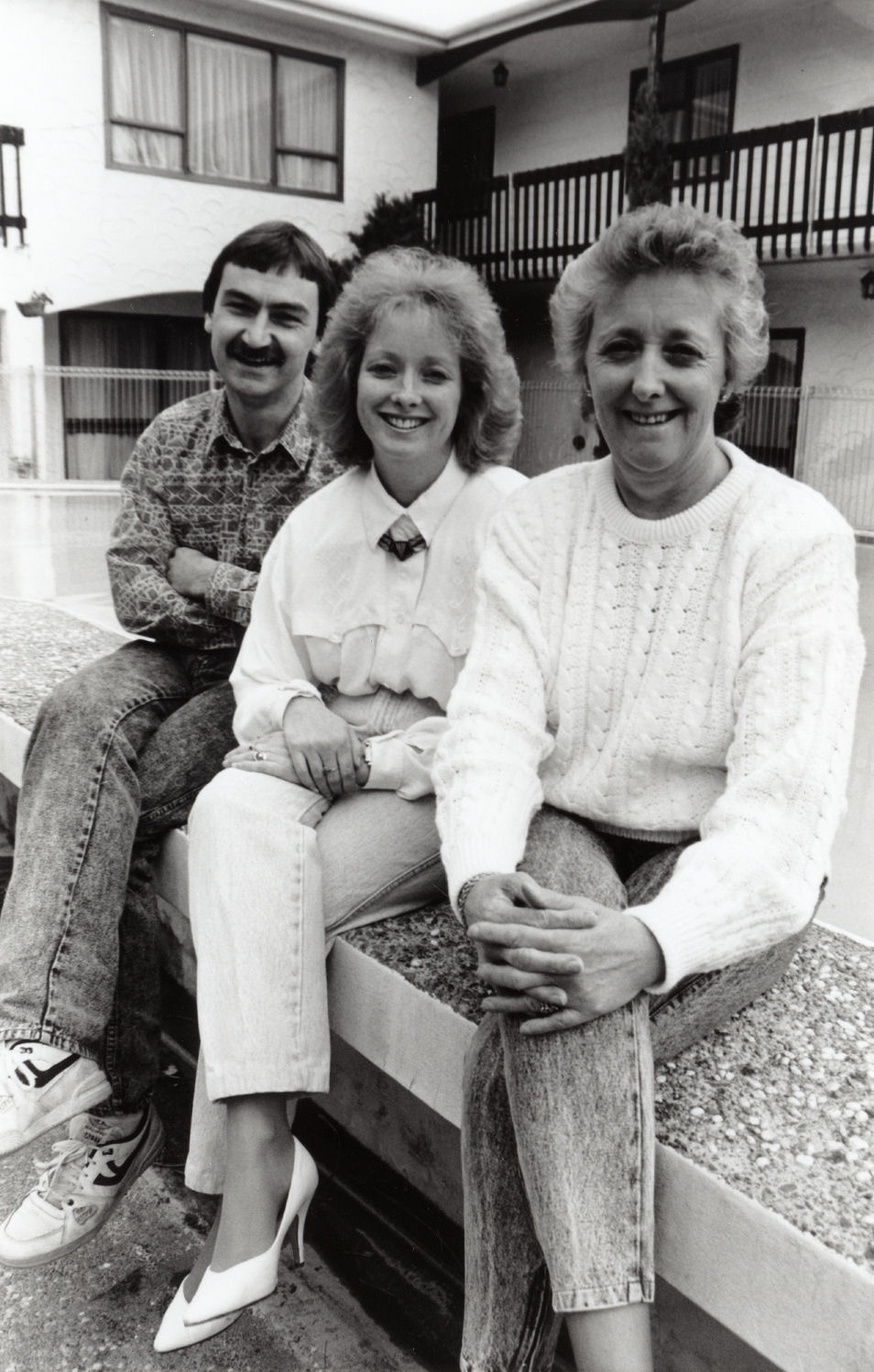 Fergusson Drive; No.  704; Hawk's Inn Motel; proprietors Paul and Julie Carr and Gwen McLeod.