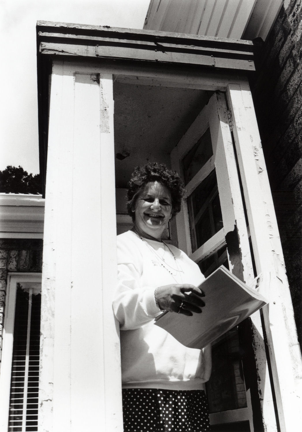 Telephone box to be auctioned; proceeds to Te Omanga Hospice; Councillor Shirley Russell.