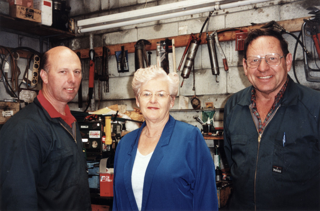 P E Crook Mechanical, Weekly Review Lane; Murray Dickens, Peter and Ann Crook; 21st year in business.
