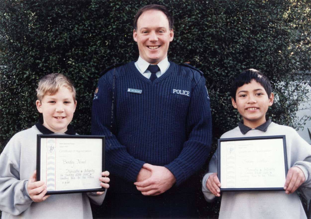Honesty awards for boys who found cash