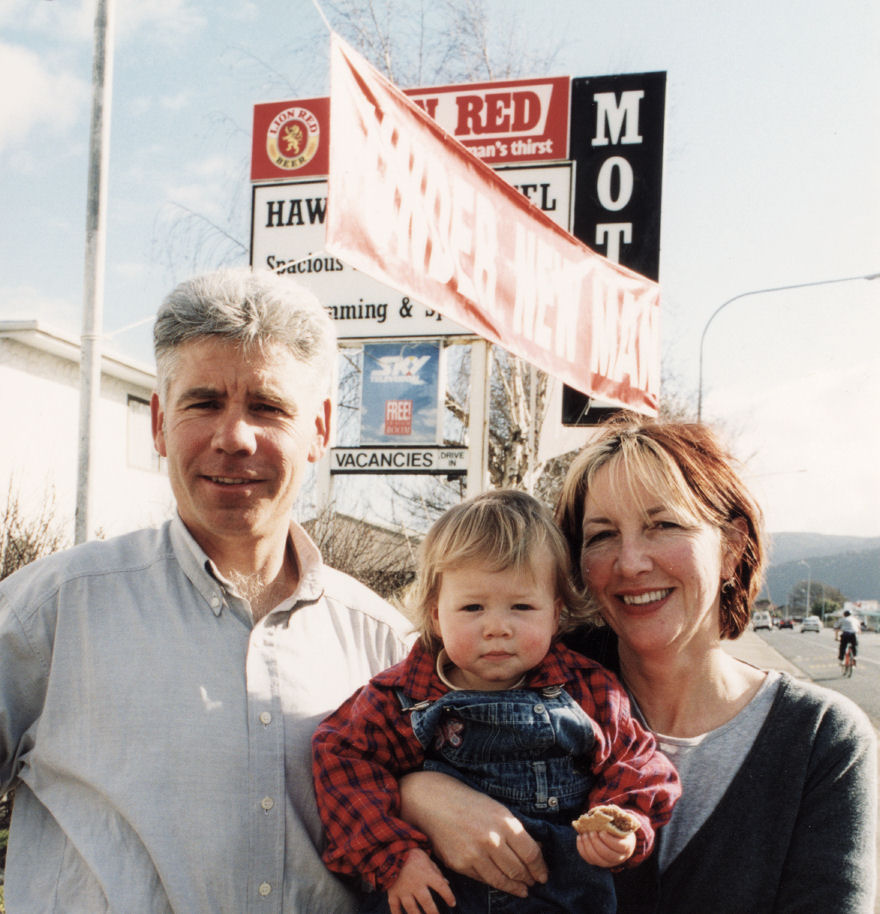 Fergusson Drive; No.  704; Hawk's Inn Motel; new managers Stuart and Susan Henderson.