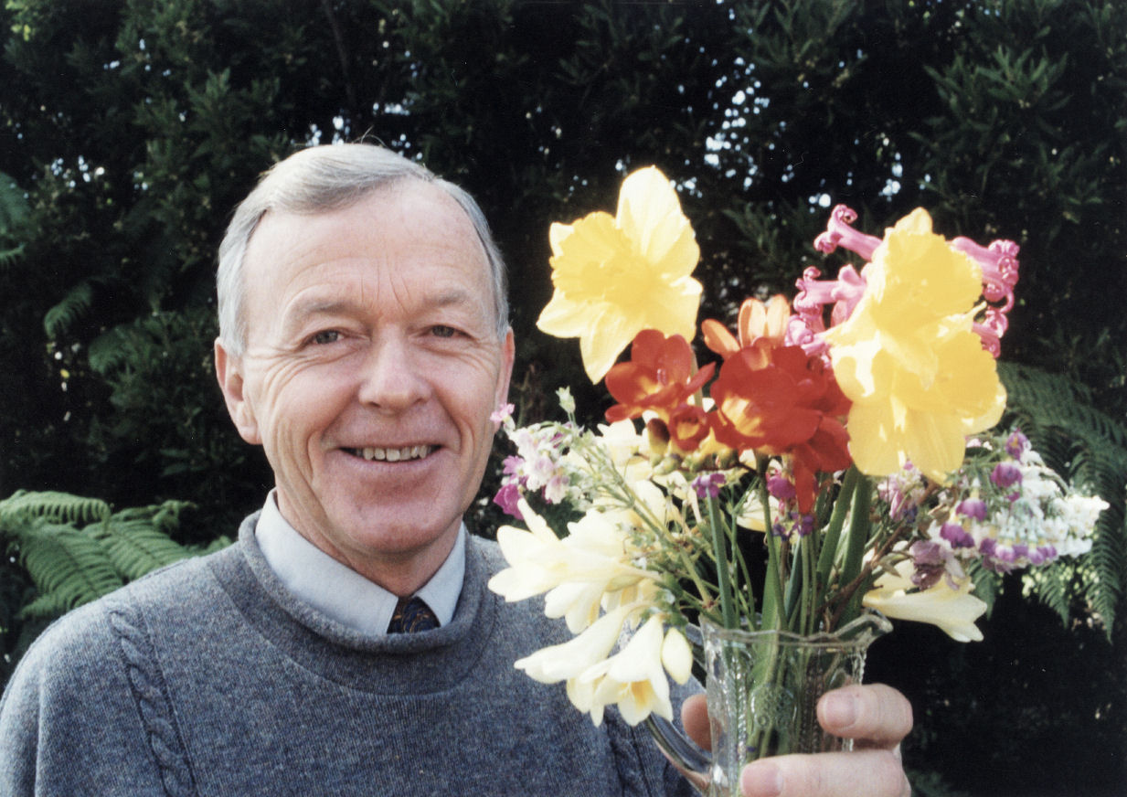 Doctor Ken Markham receives the Pergamon Phytochemical Prize for plant ...