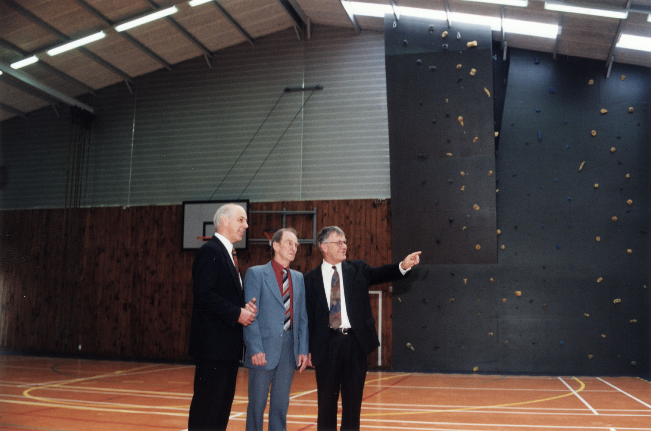Heretaunga College buildings; gymnasium/Community Sports Centre reopened. Peter Gianotti, Les Nation, Brian Robb.