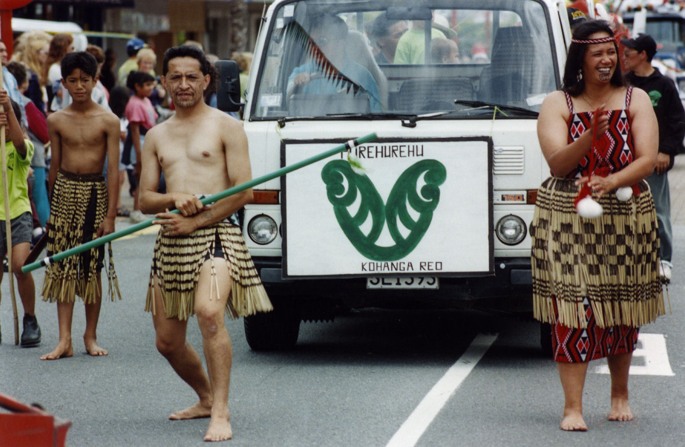 Christmas parade 1998; Pūrehurehu kōhanga reo float.