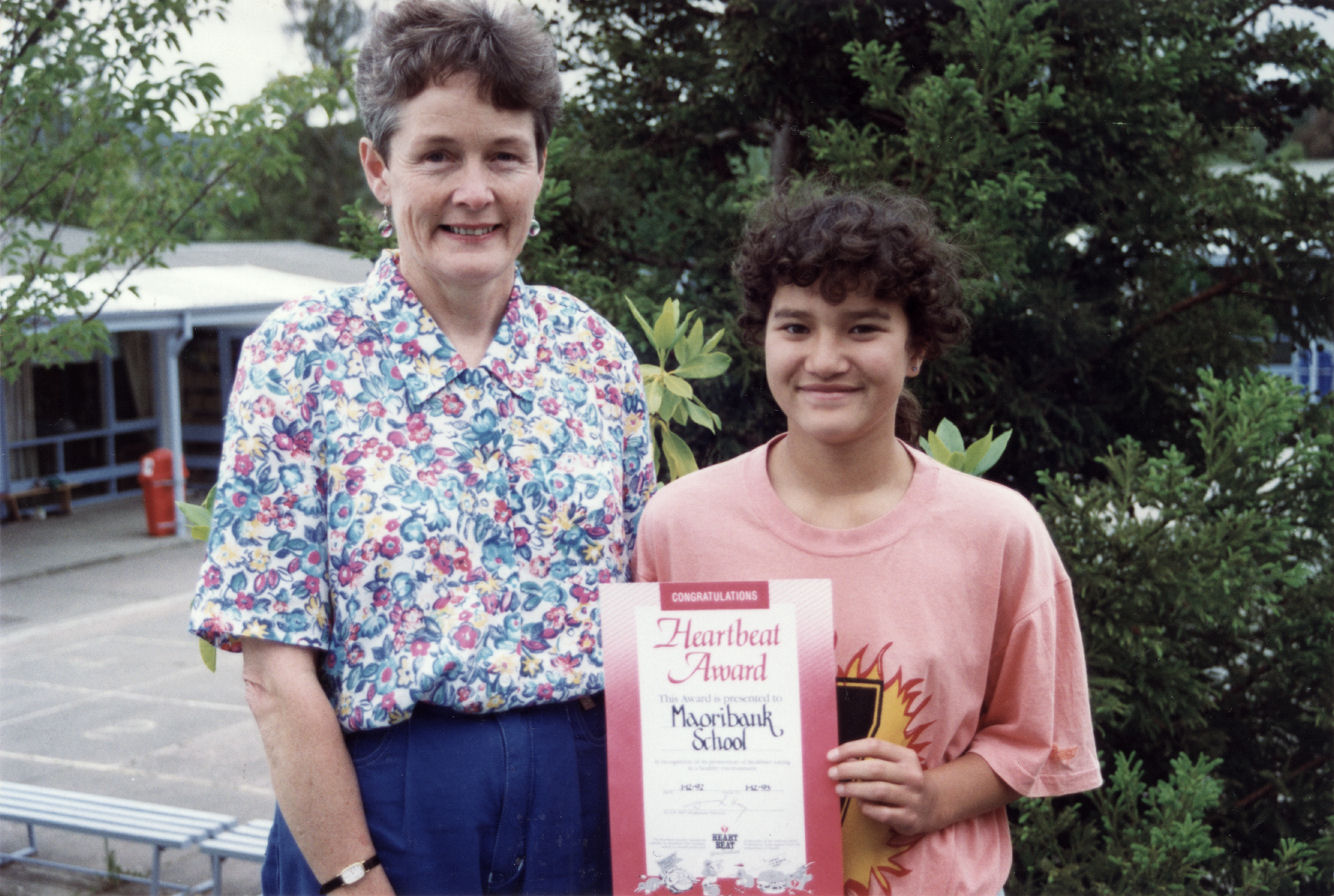 Maoribank School; Trish Poland, public health nurse, and Caell Waikari, with Heartbeat School Food Award.