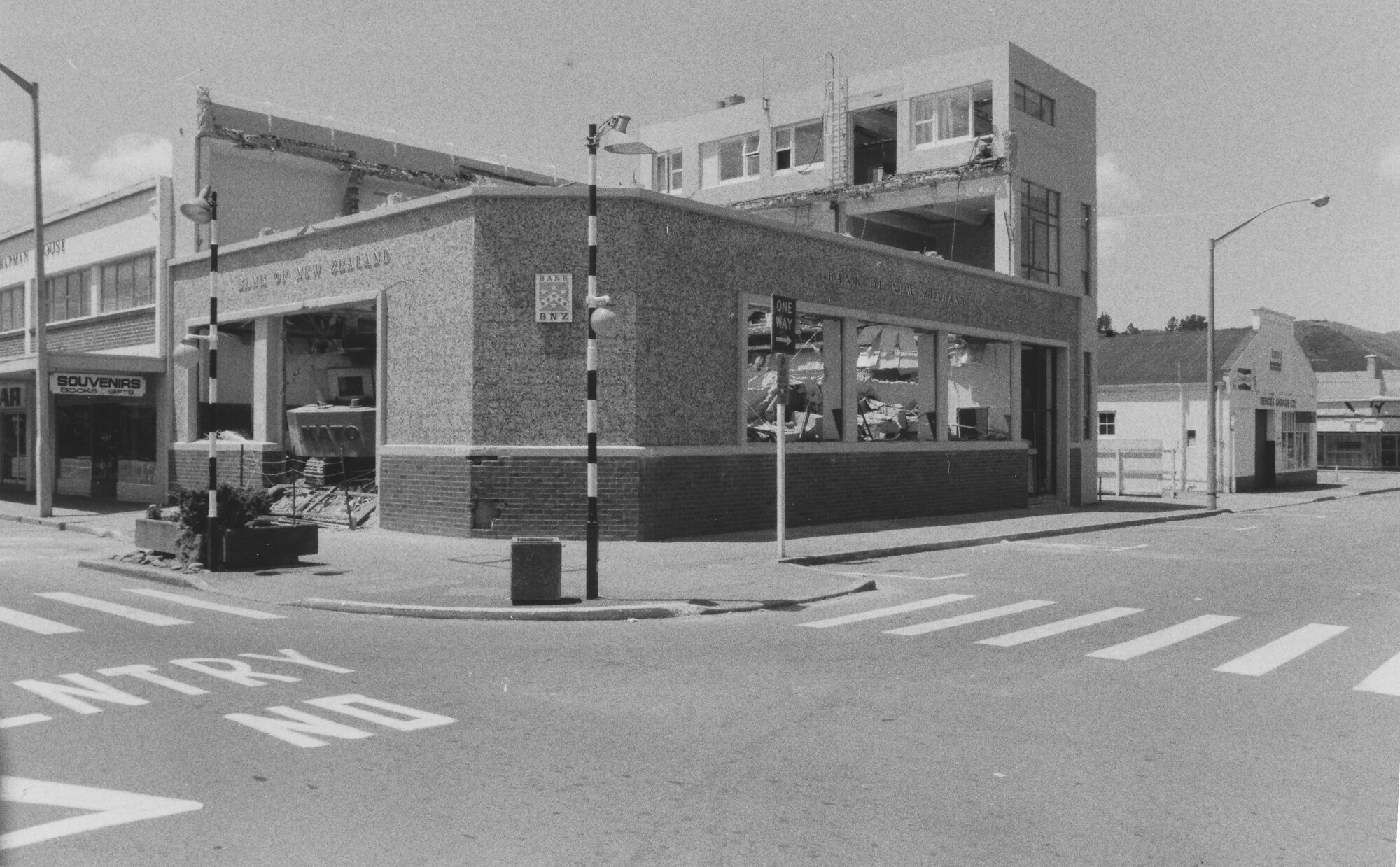Demolition of Bank of New Zealand building; cnr Main/Princes Streets - 1984.