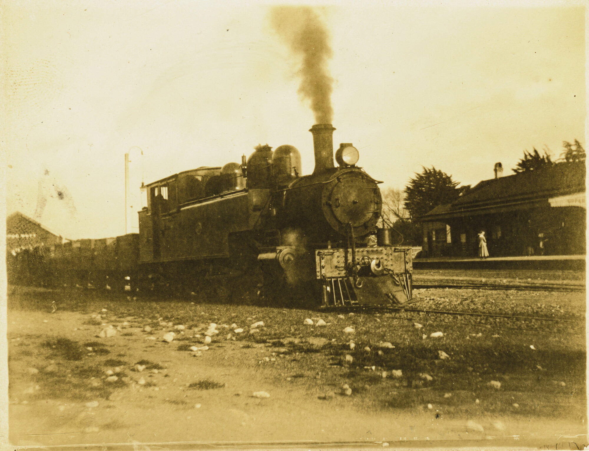Ww or Wg Class locomotive shunting wagons at Upper Hutt.