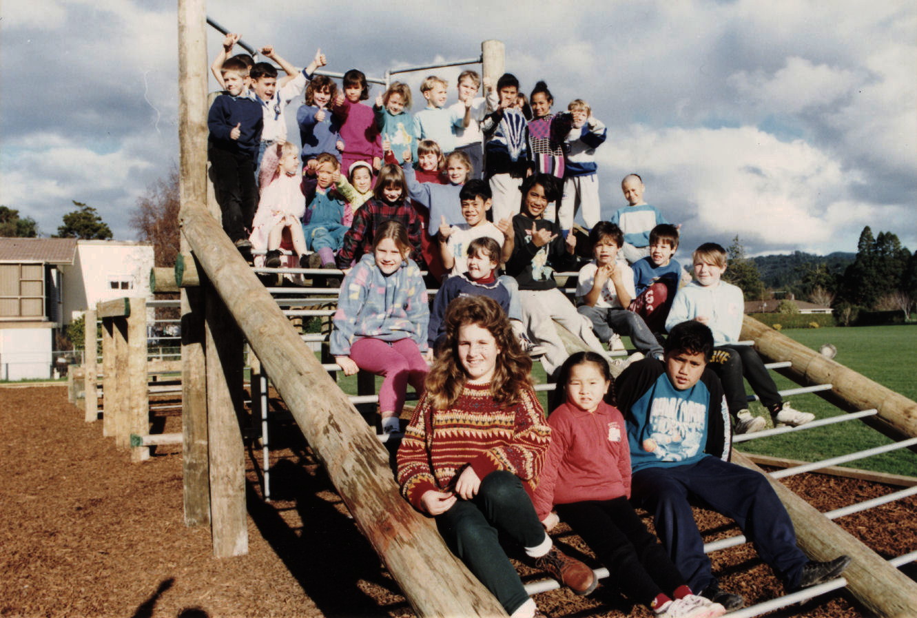 Brentwood School senior confidence course; Burmese bridge.